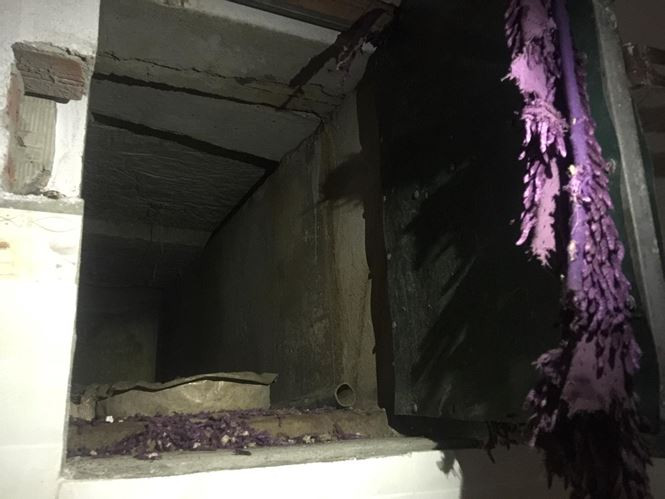 Lối thoát hiểm trong căn hầm đủ chỗ cho 1 người di chuyển.