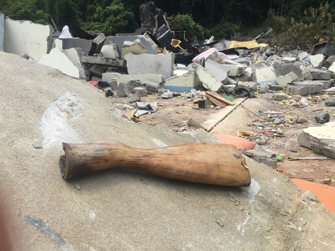 ...và báng súng tại hiện trường.