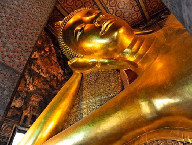 Bức tượng được biết kế độc đáo, trang trí cầu kì, chú trọng vào một số chi tiết như mắt, chân được chạm khắc ngọc trai.