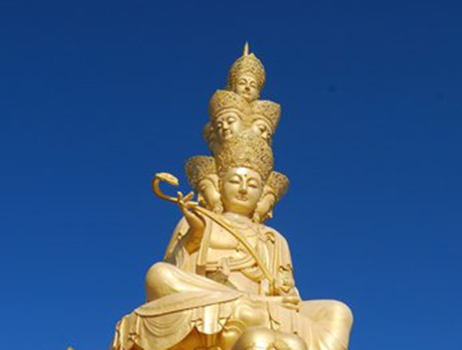 Tượng Phật Thập Phương Phổ Hiền được đúc từ 600 tấn đồng và dát 2.300 miếng vàng nguyên nhất, có chiều cao là 48m. Phần đỉnh tượng có thiết kế cầu kỳ, được chạm khắc ngọc trắng, tạo nên nét độc đáo riêng