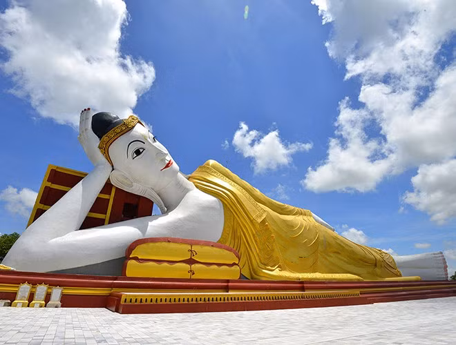 Hàng năm, Monyawa thu hút hàng triệu khách du lịch tới khám phá, không chỉ bởi cảnh đẹp của thiên nhiên mà còn bởi công trình tôn giáo độc đáo, có một không hai trên thế giới.