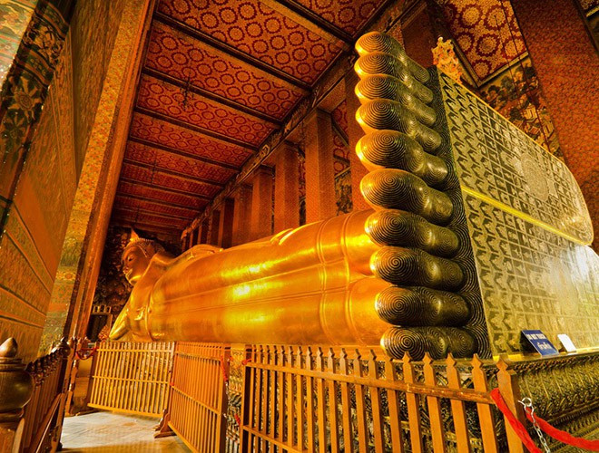 Tượng Phật nằm dài 46m, cao 15m, toàn bộ được dát vàng. Đây là bức tượng Phật lớn nhất ở Thái Lan.