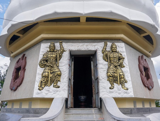 Pho tượng cao 24m, xây dựng năm 1963 trên đỉnh đồi Trại Thủy, Khánh Hòa. Bên dưới pho tượng là đài sen được thiết kế tinh xảo, có không gian bên trong để thờ cúng, bao gồm các tượng Phật nhỏ được điêu khắc một cách tinh tế.