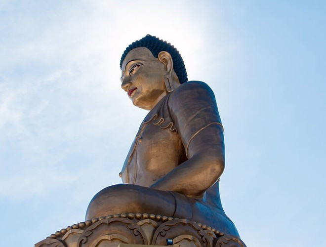 Tượng Phật ngồi Dordenma ở Thimphu, Bhutan cao 54m, được làm bằng đồng và mạ vàng. Khi tới tham quan, du khách còn được chiêm ngưỡng 120.000 tượng phật nhỏ hơn bên trong tượng Dordenma.