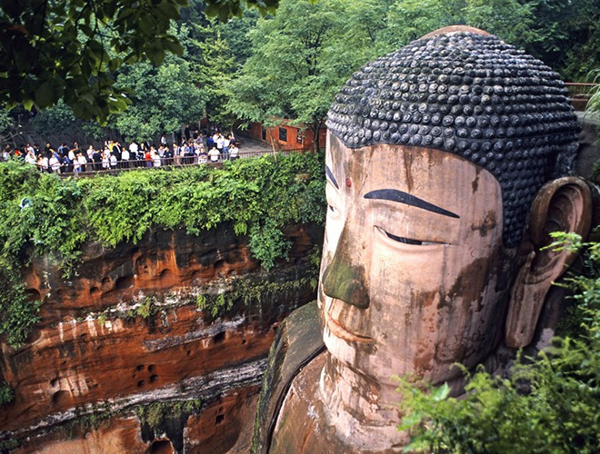 Bức tượng cao 71m, vai tượng rộng 24m, nằm trên vách đá Thê Loan. Năm 1996, tượng Lạc Sơn Đại Phật và khu vực núi Nga Mi được UNESCO công nhận là di sản thế giới.