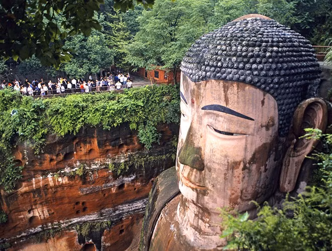 Bức tượng cao 71m, vai tượng rộng 24m, nằm trên vách đá Thê Loan. Năm 1996, tượng Lạc Sơn Đại Phật và khu vực núi Nga Mi được UNESCO công nhận là di sản thế giới.