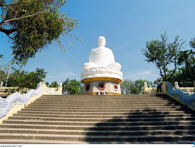 Còn tại Việt Nam, tượng Phật ngoài trời lớn nhất được ghi trong sách kỷ lục Guinness Việt Nam đó là Kim Thân Phật tổ, hay còn gọi là tượng Phật trắng.