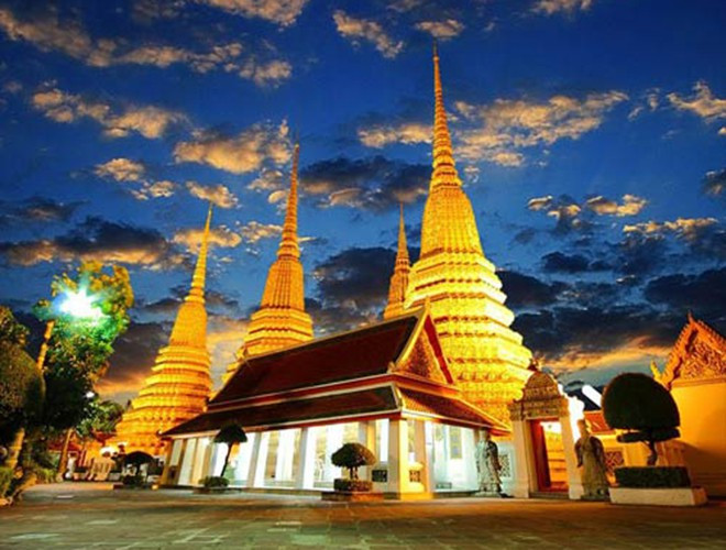 Hay như bức tượng Phật nằm tọa lạc tại chùa Wat Pho thuộc Bangkok cũng được đánh giá là điểm dừng chân lý thú của những khách du lịch khi tới Thái Lan.