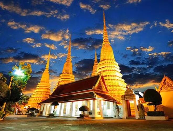 Hay như bức tượng Phật nằm tọa lạc tại chùa Wat Pho thuộc Bangkok cũng được đánh giá là điểm dừng chân lý thú của những khách du lịch khi tới Thái Lan.