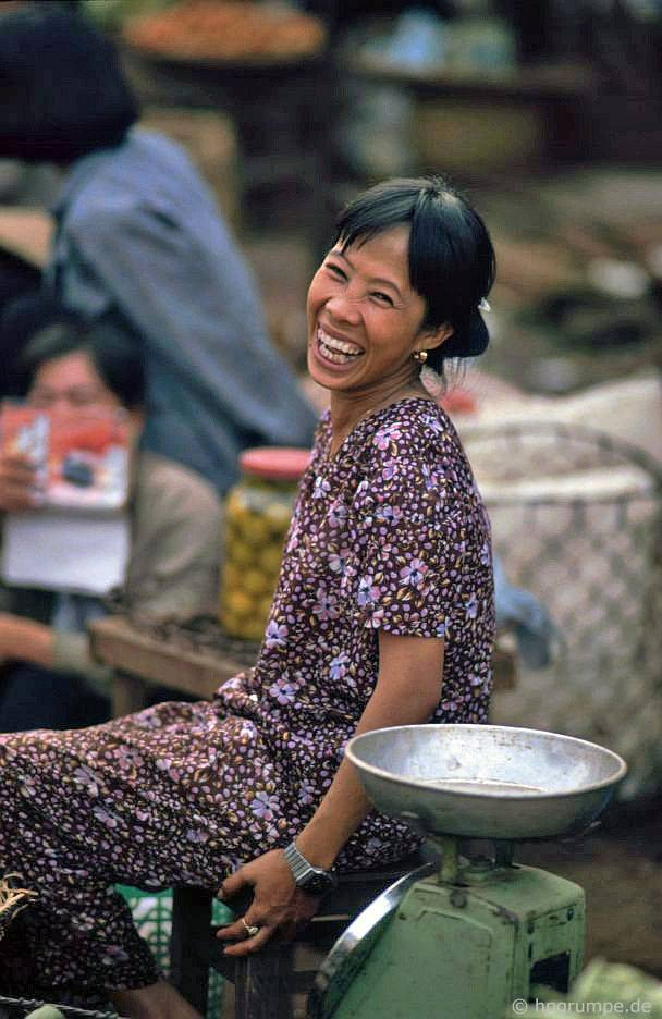 Nụ cười hồn nhiên, rạng rỡ của một người bán hàng trong chợ