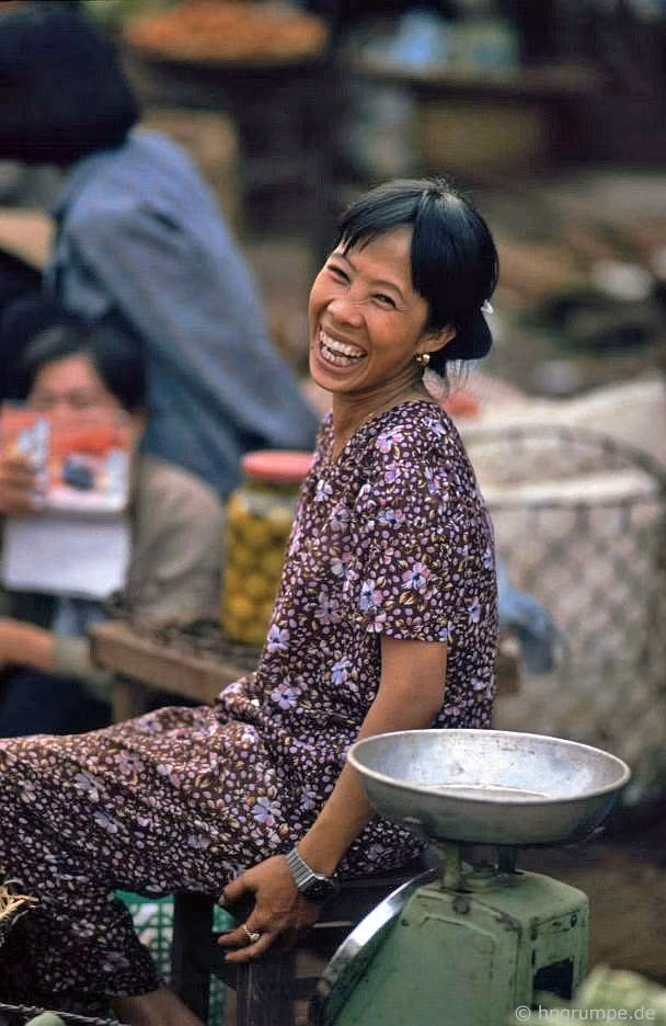 Nụ cười hồn nhiên, rạng rỡ của một người bán hàng trong chợ