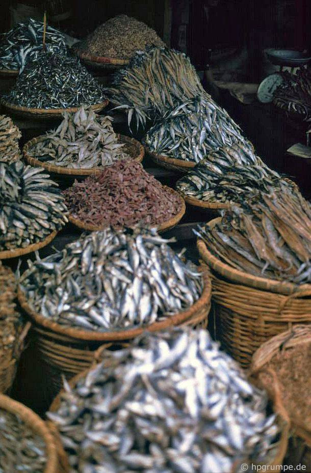 Các loại cá khô bày bán trong khu chợ.