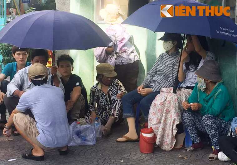 "Hơn 1 tuần trước khi công diễn, lượng vé bán ra chỉ khoảng 200 vé đều hết sạch chỉ trong vài mươi phút khiến khán giả chen lấn để mua cho được. Chính vì vậy nên nhiều người phải xếp hàng từ 10h sáng đến tận 3h chiều bất kể mưa hay nắng để mua cho được chiếc vé", chị Thanh, ngụ quận 1, chia sẻ.