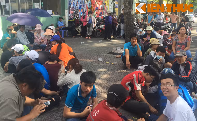 "Chúng tôi đến giành chỗ, xếp hàng để mua vé xem kịch thiếu nhi Tấm Cám do các diễn viên sân khấu Idecaf biểu diễn", một khán giả cho biết.