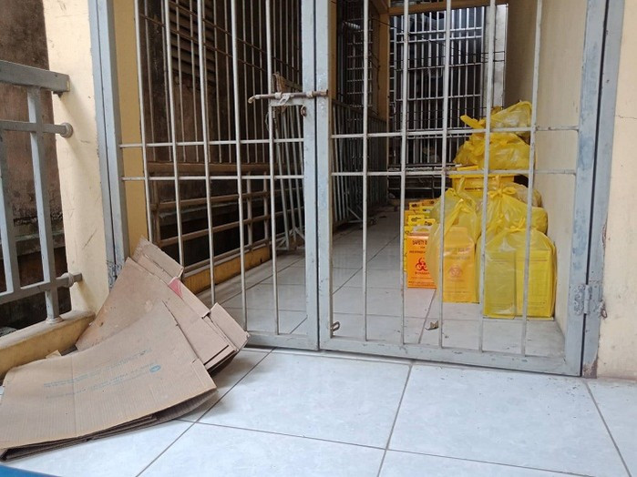 PKDK Xuan Mai luu giu chat thai y te nguy hai o...hanh lang?-Hinh-2