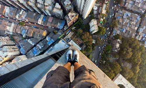 Bạn sẽ cảm thấy bất ngờ khi xem kẽ những tòa nhà chọc trời dành cho giới nhà giàu ở Mumbai lại là những khu ổ chuột nghèo nàn.