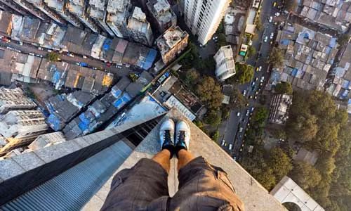 Bạn sẽ cảm thấy bất ngờ khi xem kẽ những tòa nhà chọc trời dành cho giới nhà giàu ở Mumbai lại là những khu ổ chuột nghèo nàn.