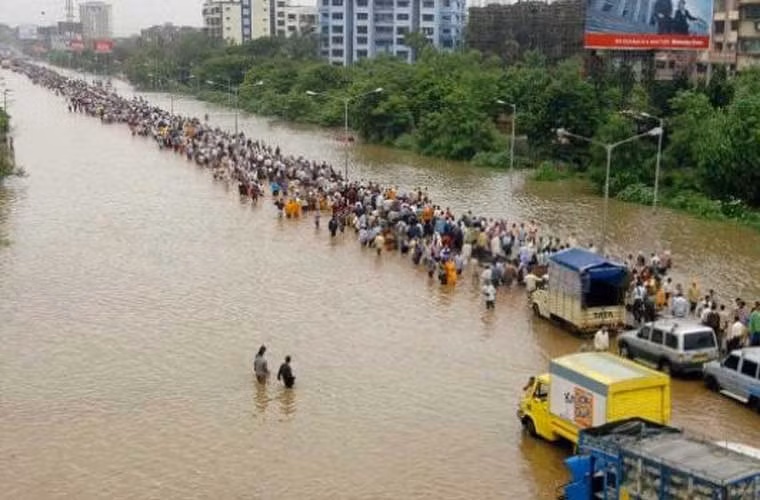 Những trận lũ lụt biến đường phố thành sông cũng trở thành một phần trong cuộc sống đối với người Mumbai.