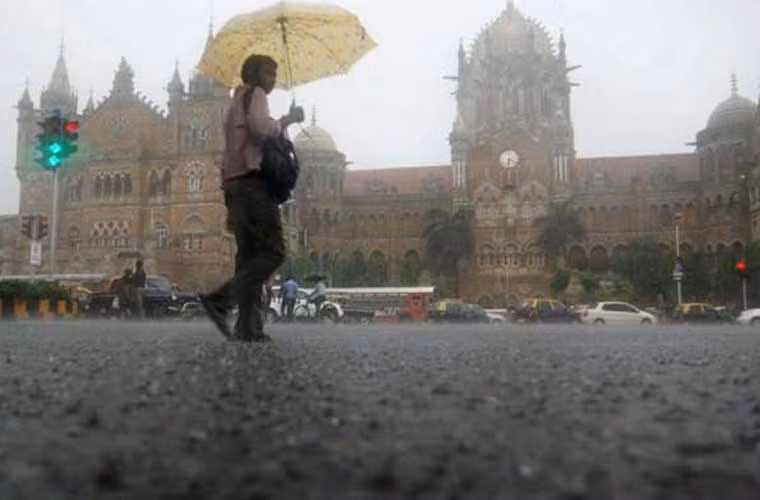 Hiện tượng gió mùa ở thành phố sầm uất của Ấn Độ này kéo khá dài, từ tháng 6-9 hàng năm. Nhiều người thường nói câu cửa miệng rằng: “Tôi ghét những cơn mưa ở Mumbai”. Tuy nhiên, họ sẽ hứng khởi mỗi khi những cơn mưa gió mùa tràn về như thể chuẩn bị gặp lại một người bạn lâu ngày xa cách.