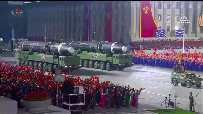 Trong buổi duyệt binh, Triều Tiên ra mắt mẫu tên lửa xuyên lục địa (ICBM) mới, với bệ phóng tên lửa kiêm xe chở (TEL) có đến 11 trục, 22 bánh xe. Các chuyên gia của NK News thậm chí nhận xét đây có thể là mẫu ICBM cơ động trên bộ lớn nhất từng được chế tạo. Ngoài ra cũng có một số mẫu tên lửa khác từng được trình làng trước đó, như mẫu ICBM có tên Hwasong-12. Ảnh: KCNA.