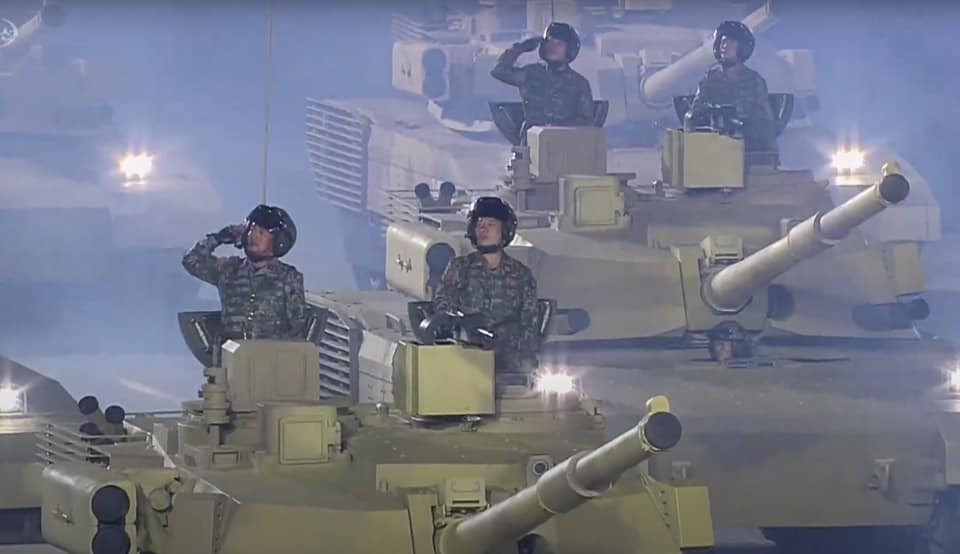 Nhìn qua mẫu xe tăng này có thể thấy ngay một số đường nét giống như thể "vay mượn" từ thiết kế của xe tăng T-14 Armata do Nga sản xuất - được đánh giá là tối tân nhất thế giới hiện nay. Ảnh: KCNA.