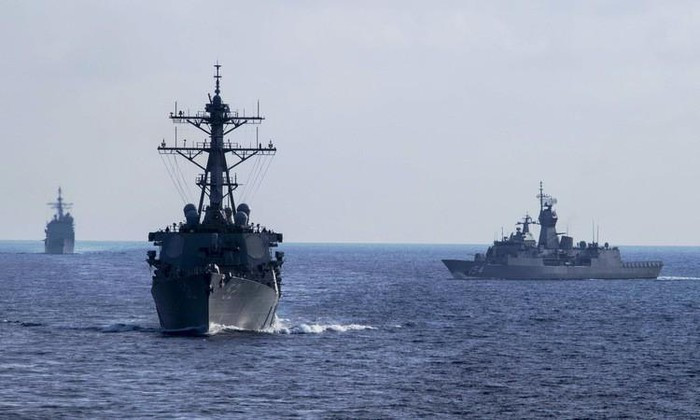 Trong tháng 7, hai tàu sân bay USS Nimitz và USS Ronald Reagan đã tiến hành tập trận cùng lúc ở Biển Đông, trong động thái gây áp lực với Trung Quốc.