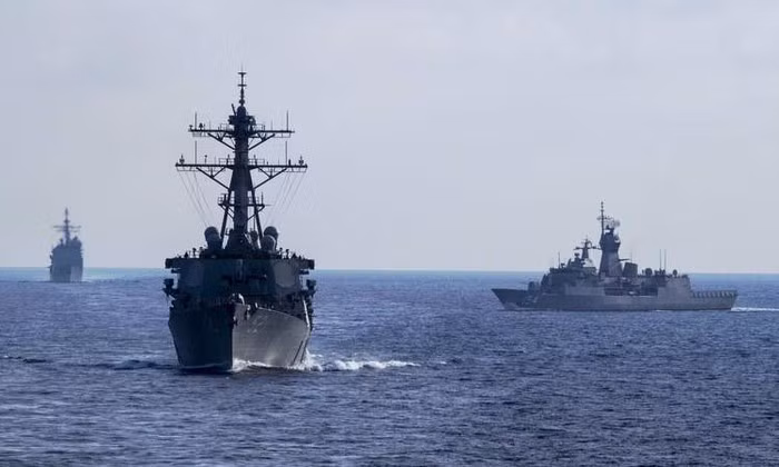 Trong tháng 7, hai tàu sân bay USS Nimitz và USS Ronald Reagan đã tiến hành tập trận cùng lúc ở Biển Đông, trong động thái gây áp lực với Trung Quốc.