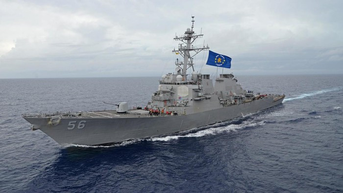 Chiến hạm USS John S. McCain được hạ thủy từ 26-9-1992, đưa vào sử dụng từ 2-7-1994, lượng giãn nước tác chiến tối đa của khu trục hạm này là 8.700 tấn, với tốc độ trung bình 20 hải lý/giờ, tàu có thể hoạt động trong bán kính 8.150 km.
