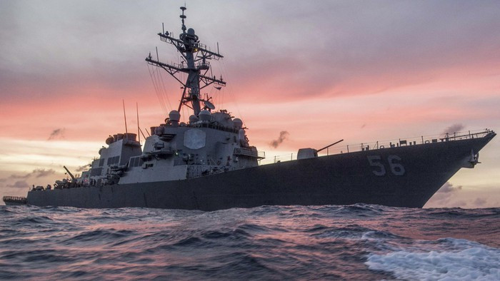 Khu trục hạm USS John S.McCain sử dụng 4 động cơ công suất lớn cho phép tàu đạt vận tốc 56km/h.