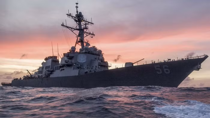 Khu trục hạm USS John S.McCain sử dụng 4 động cơ công suất lớn cho phép tàu đạt vận tốc 56km/h.