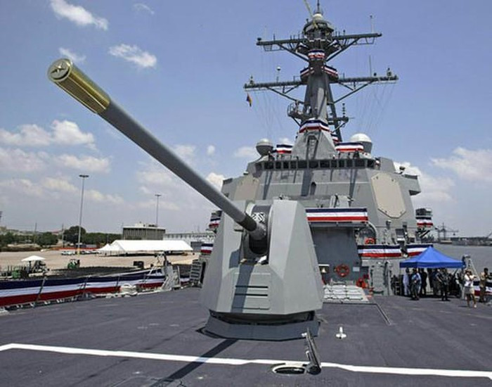 Trên chiến hạm USS John S. McCain còn được trang bị pháo hạm cỡ nòng 127mm cho phép tầm tác chiến lên tới 37km. Tàu cũng bố trí hệ thống đánh chặn tầm gần là pháo bắn nhanh cỡ nòng 20mm.