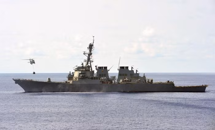 8 ống phóng tên lửa nằm ngang trên tàu dùng để phóng tên lửa diệt hạm RGM-84 Harpoon, đây là những sát thủ của tàu chiến mặt nước.