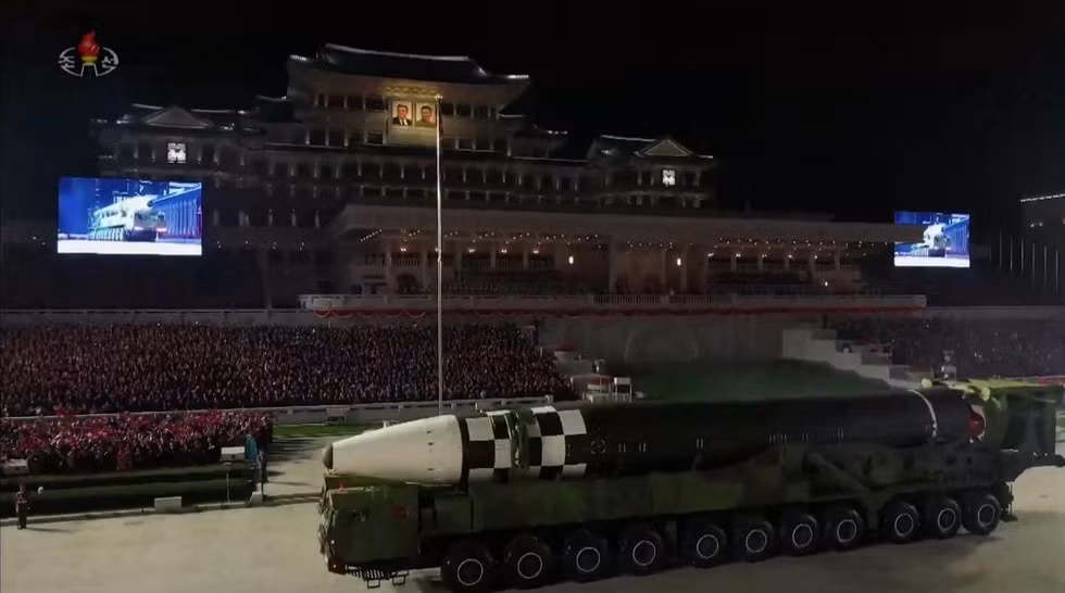 Markus Garlauskas, cựu nhân viên tình báo Mỹ về vấn đề Triều Tiên, nói quyết định trình làng tên lửa mới có thể nhằm dập tắt những hoài nghi rằng Triều Tiên không đủ sức đe dọa lục địa Mỹ.