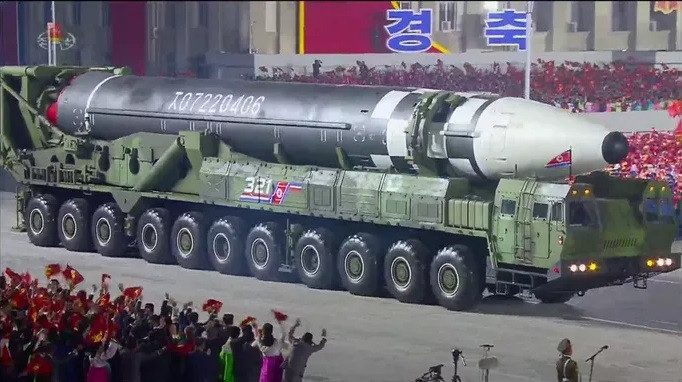 Theo các chuyên gia, ICBM mới dài hơn được cho là có khả năng bay xa hơn. ICBM ra mắt trước đó - Hwasong-15 - có tầm bắn tới 12.800km, và có thể tấn công bất cứ khu vực nào thuộc lãnh thổ Mỹ. Ảnh: Tên lửa đạn đạo mới nhất của Triều Tiên.
