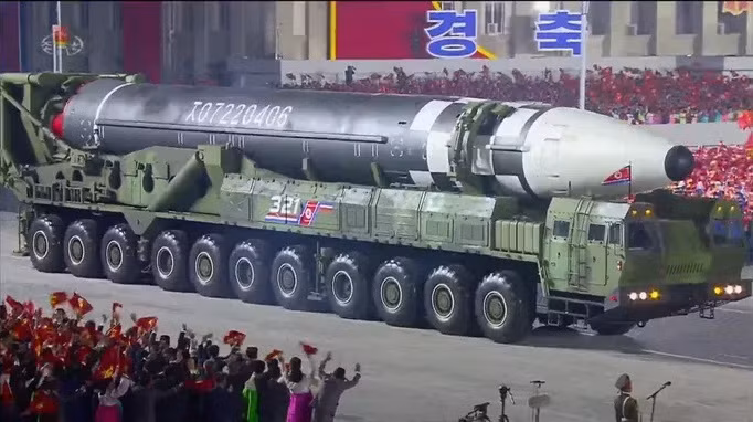 Theo các chuyên gia, ICBM mới dài hơn được cho là có khả năng bay xa hơn. ICBM ra mắt trước đó - Hwasong-15 - có tầm bắn tới 12.800km, và có thể tấn công bất cứ khu vực nào thuộc lãnh thổ Mỹ. Ảnh: Tên lửa đạn đạo mới nhất của Triều Tiên.