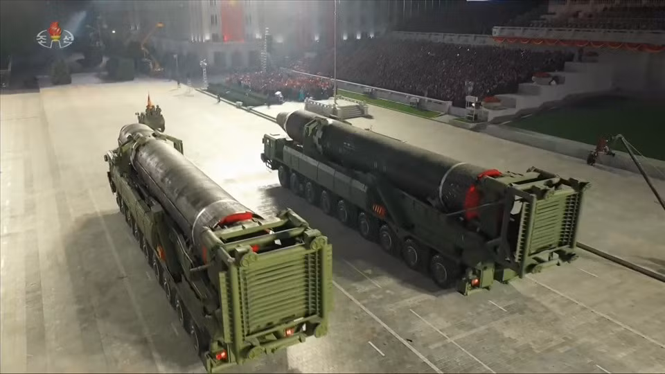 Một thành viên của Hội đồng Tham mưu trưởng Liên quân Hàn Quốc (JCS) cho biết: "Cần phải phân tích thêm để tìm hiểu các tính năng chính xác của ICBM mới được Triều Tiên tiết lộ. Đây có thể được gọi là phiên bản nâng cấp của Hwasong-15 hoặc Hwasong-16".