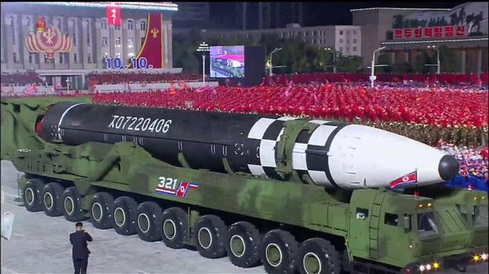 Tên lửa Hwasong-15 có tầm bắn ước tính 12.874 km, có khả năng bắn trúng bất kỳ vùng lãnh thổ nào của Mỹ. Ngoài ra, Triều Tiên còn có 2 loại ICBM khác là Hwasong-13 với tầm bắn 5.500 km và Hwasong-14 với tầm bắn hơn 10.000 km. Ảnh: Tên lửa đạn đạo mới nhất của Triều Tiên.