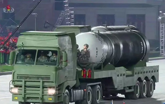 Trong lễ duyệt binh, Triều Tiên cũng trình làng tên lửa đạn đạo phóng từ tàu ngầm (SLBM) mới, được gọi là Pukguksong-4, theo hình ảnh từ Đài truyền hình trung ương Triều Tiên. Ảnh: Một loại tên lửa mới của Triều Tiên trong cuộc duyệt binh.
