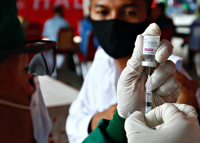 Chính phủ Indonesia cũng đang đẩy nhanh tiến độ tiêm chủng vắc xin ngừa COVID-19 cho người dân nhằm tăng khả năng miễn dịch của cơ thể, đặt mục tiêu chủng ngừa cho 208 triệu người trong năm 2022. Tuy nhiên đến nay, nước này mới chỉ đạt được chưa đầy 11% mục tiêu trên do thiếu nguồn cung vắc xin cũng như việc vận chuyển khó khăn. Ảnh: Reuters.