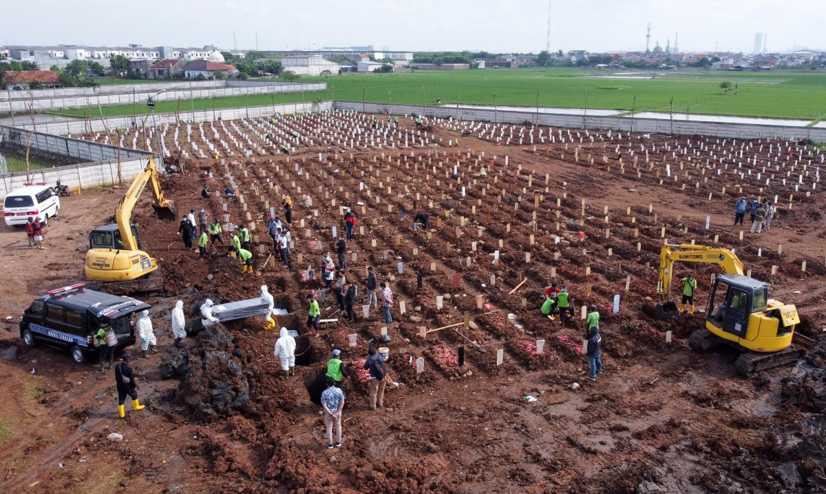 Indonesia trở thành nước có số ca tử vong cao thứ 12 thế giới và thứ 2 tại Châu Á, chỉ sau Ấn Độ. Đất nước này hiện dẫn đầu thế giới về số ca tử vong mới theo ngày. Ảnh: Reuters.