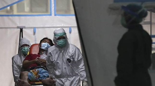 Sự gia tăng nhanh chóng số ca mắc COVID-19 ở Indonesia đang đặt gánh nặng lên hệ thống y tế nước này. Ảnh: AP.