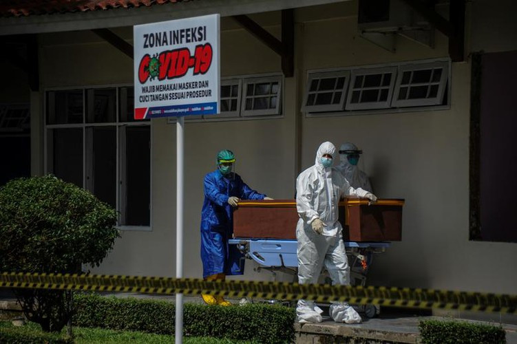 Theo LaporCovid-19, 2.705 bệnh nhân mắc COVID-19 đã chết ở nhà trong hai tháng qua. Nhiều người không thể nhập viện để điều trị trong bối cảnh các bệnh viện đều đang quá tải. Ảnh: Reuters.