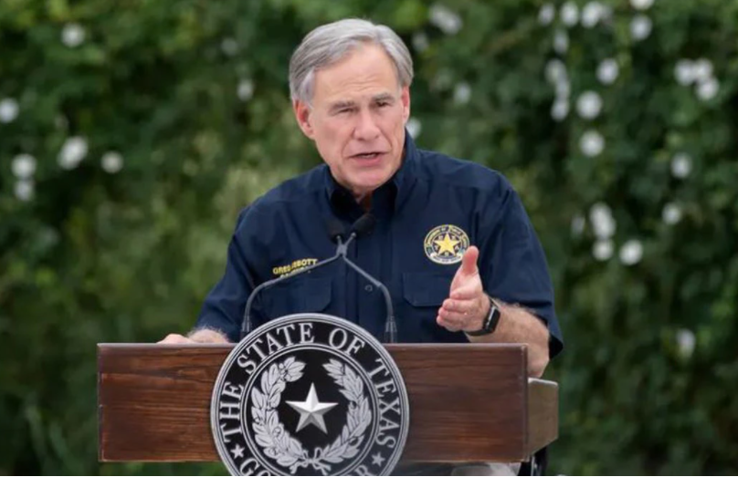 Thống đốc Greg Abbott sinh ngày 13/11/1957 tại Wichita Falls, bang Texas, Mỹ. Ông tốt nghiệp ngành Tài chính của trường Đại học Texas vào năm 1981. Năm 1984, ông nhận bằng Tiến sĩ Luật của trường Luật Vanderbilt ở Nashville, bang Tennessee. Ảnh: TT.