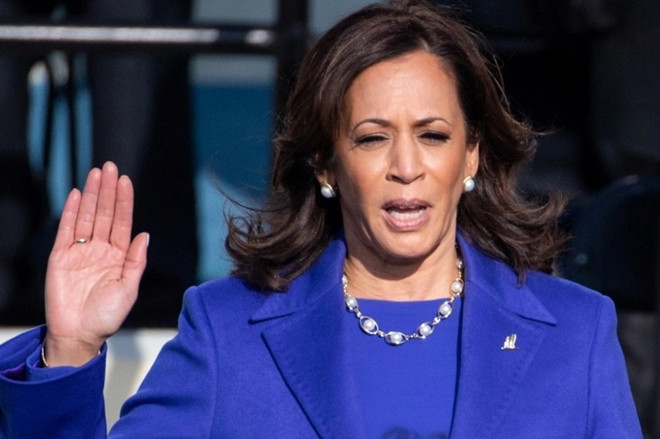 Với việc chính thức tuyên thệ nhậm chức vào ngày 20/1/2021, bà Kamala Harris đã làm nên lịch sử khi trở thành người phụ nữ đầu tiên và cũng là người phụ nữ da màu đầu tiên trở thành Phó Tổng thống Mỹ. Ảnh: Reuters.