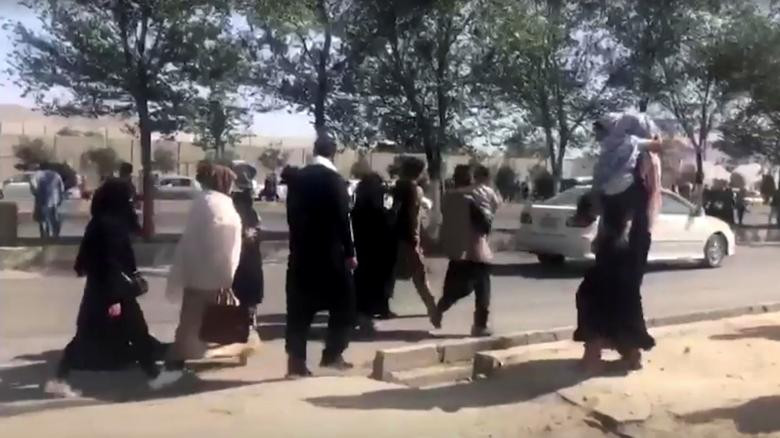 Sau thời gian đóng bên ngoài thành phố, ngày 15/8, lực lượng Taliban đã tiến vào thủ đô Kabul và chiếm Dinh Tổng thống Afghanistan. Lo sợ nằm dưới sự kiểm soát của Taliban, nhiều người dân ở Afghanistan vội rời khỏi đất nước.