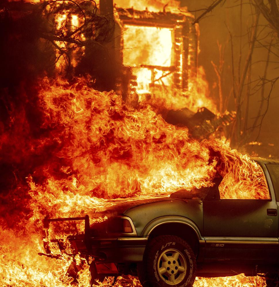 Văn phòng cảnh sát trưởng hạt Plumas sau đó đưa ra cảnh báo tới khoảng 800 cư dân của thị trấn rằng: "Mọi người đang gặp nguy hiểm và phải sơ tán ngay lập tức".