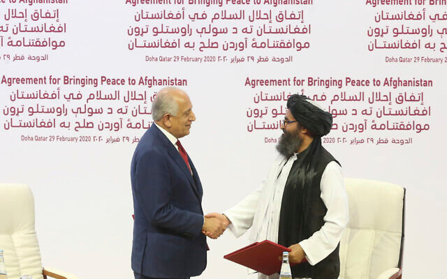 Vào tháng 10/2018, Pakistan bất ngờ đã thả Baradar khỏi nhà tù, theo đề nghị từ phía Mỹ. Sau đó, Baradar tới Qatar và ký thỏa thuận Doha với Mỹ vào tháng 2/2020. Ảnh: Baradar (phải) bắt tay Đặc phái viên hoà bình Mỹ khi đó là Zalmay Khalilzad sau khi ký thỏa thuận hòa bình giữa Taliban và các quan chức Mỹ ở Doha, Qatar, ngày 29/2/2020. Ảnh: AP.