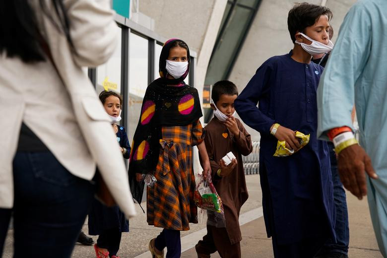 Một nhóm người tị nạn Afghanistan chuẩn bị lên xe buýt đến trung tâm tiếp nhận sau khi họ tới sân bay quốc tế Dulles ở Dulles, bang Virginia, Mỹ, ngày 29/8.