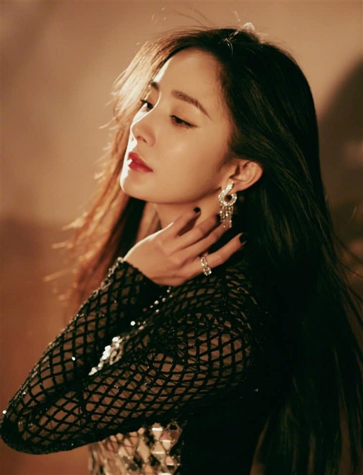 Ngoài công việc diễn xuất, Dương Mịch còn thành lập công ty sản xuất phim, công ty truyền thông.