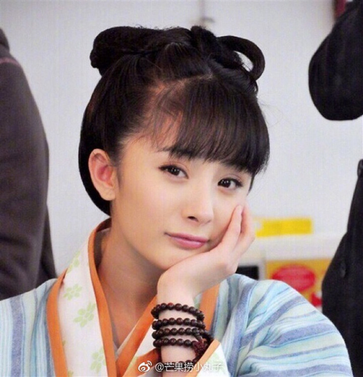 Nhan sắc của Dương Mịch thuở mới vào nghề. Nữ diễn viên nhiều lần vướng tin đồn phẫu thuật thẩm mỹ. Tuy nhiên, cô một mực giữ im lặng.